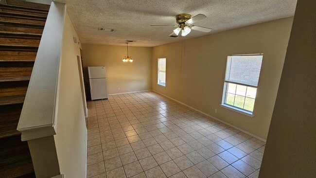 Main living area - 7838 New World