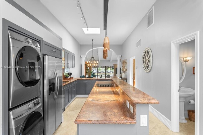 Building Photo - 2665 Parkview Dr S