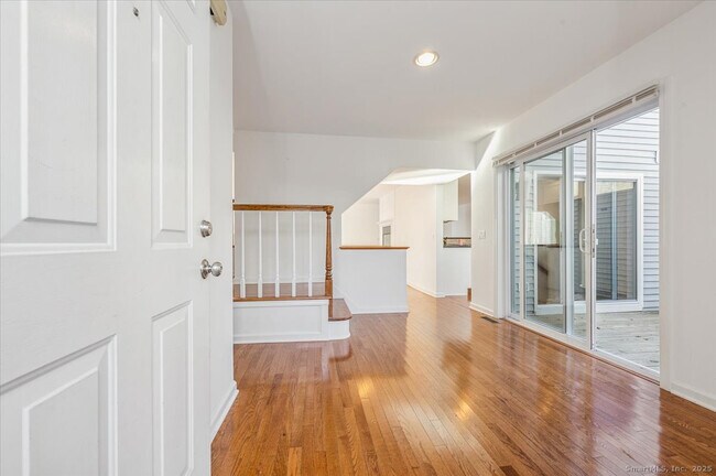 Foto del edificio - 66 Wilton Crest Rd