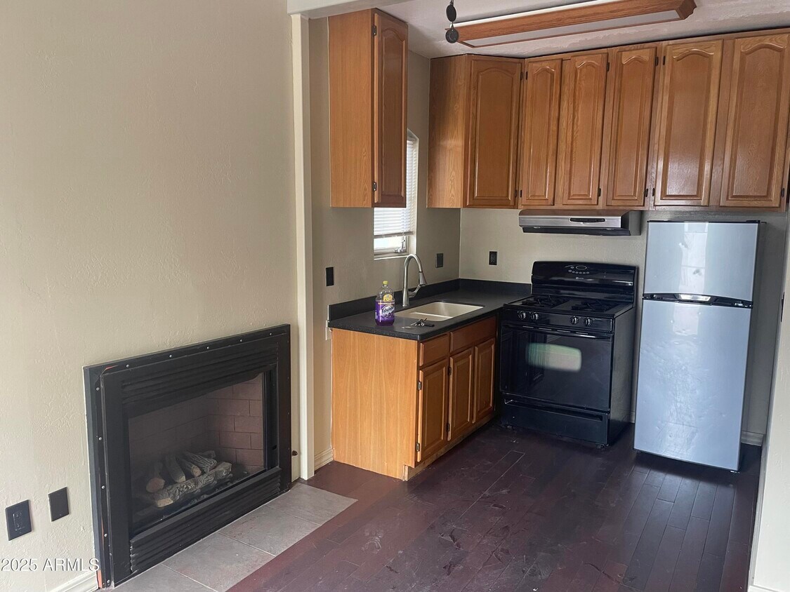 Primary Photo - 1214 W Roosevelt St