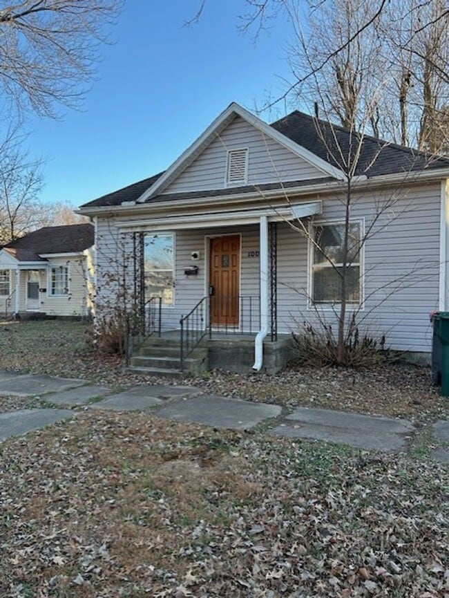 Building Photo - 1004 E 10th St