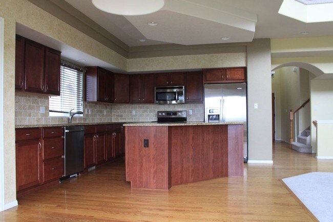 Building Photo - 6 Bed 3.5 Bath Monument Home w/AC