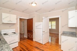 Building Photo - 2037 Spring Hill Ter