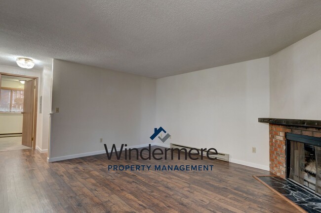 Building Photo - 1 Bedroom Downstairs Condo with Washer/Dry...