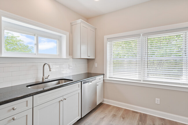 Granite, tile, stainless and not to mention extras like ice maker, microwave, garage disposal and a - 219 E State St