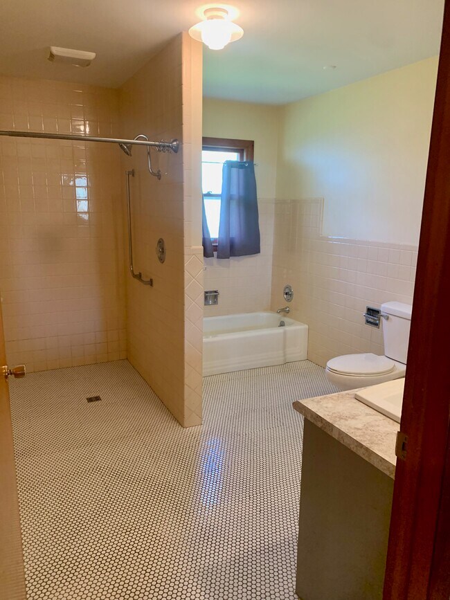 Baño principal - 2304 N Sycamore St
