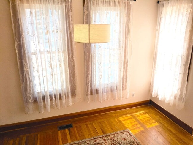 Building Photo - Rockridge Duplex | 3 Bed / 2 Bath | Hardwood Floors | Dogs Considered