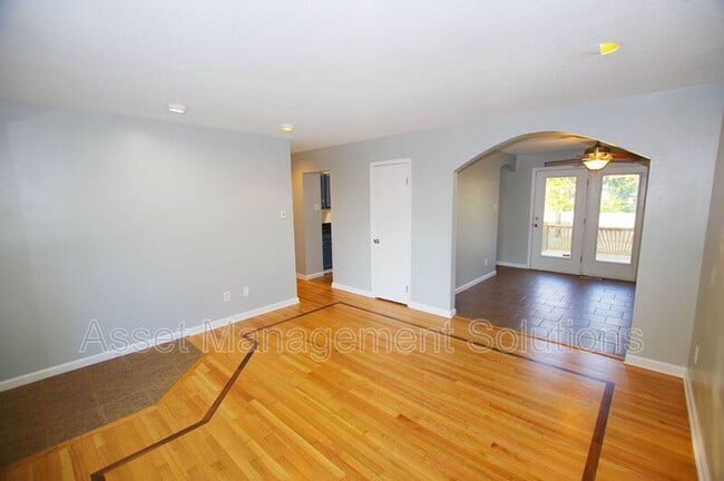 Building Photo - 723 Riderwood Dr