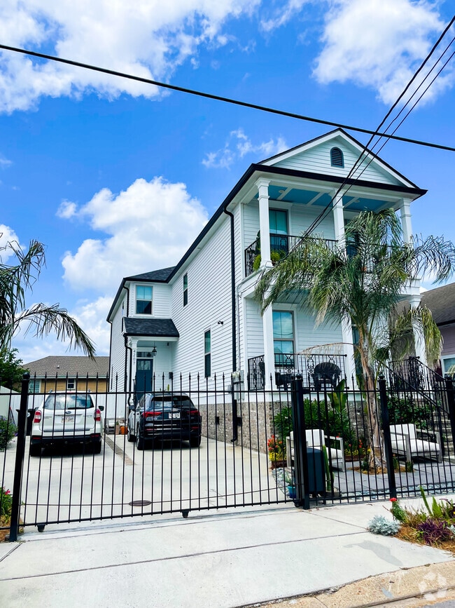 Building Photo - 4205 S Prieur St