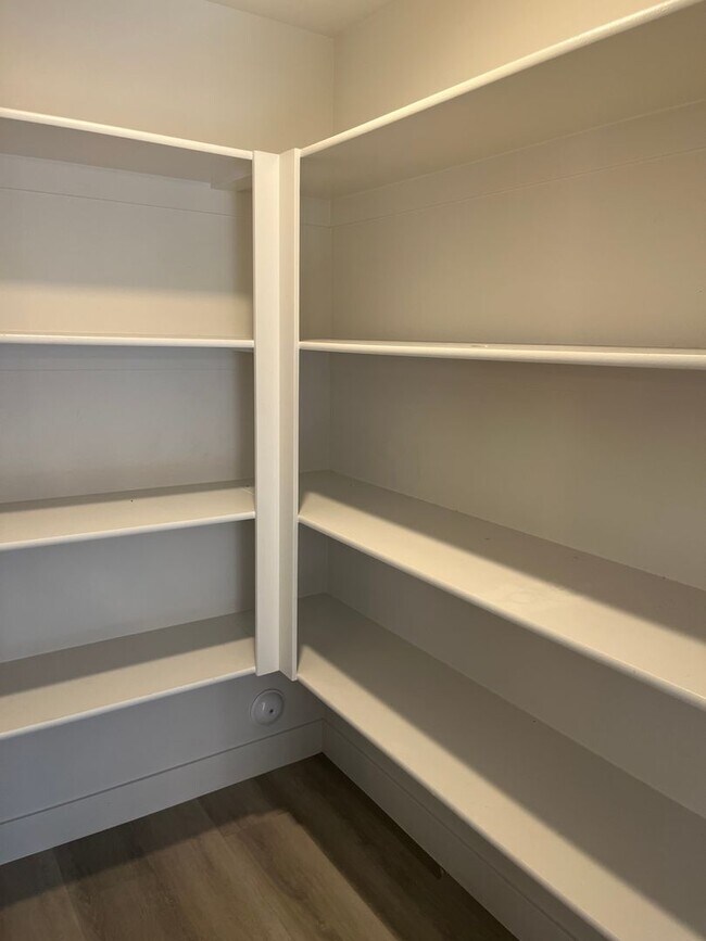 Foto del edificio - 3 bed | 2.5 bath | 2-car Townhome with Was...