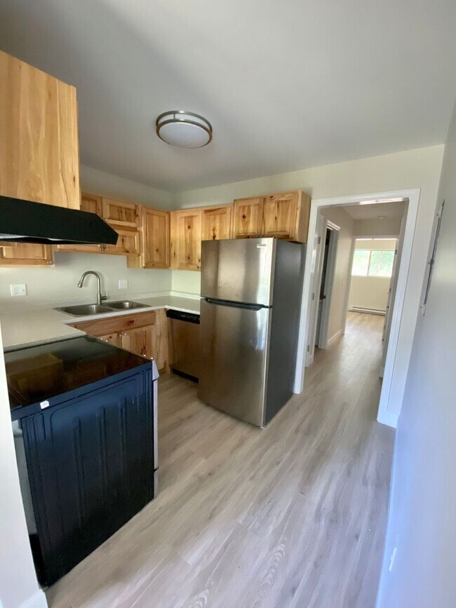Building Photo - Bright & Remodeled 2BD/1BA 2nd Floor Quarr...