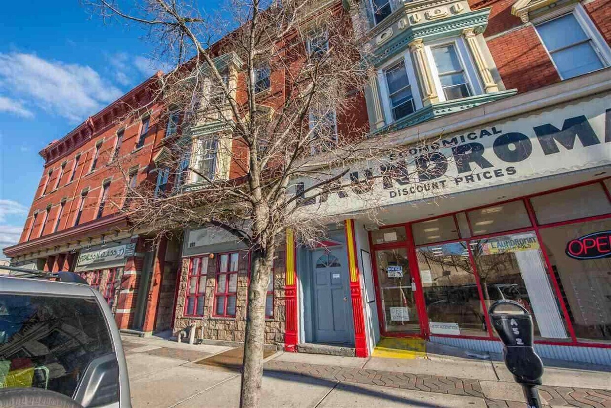 Primary Photo - 210 Broadway