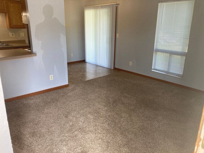 Foto del edificio - 2 Bed 1 Bath Located behind Hy-Vee in Osag...