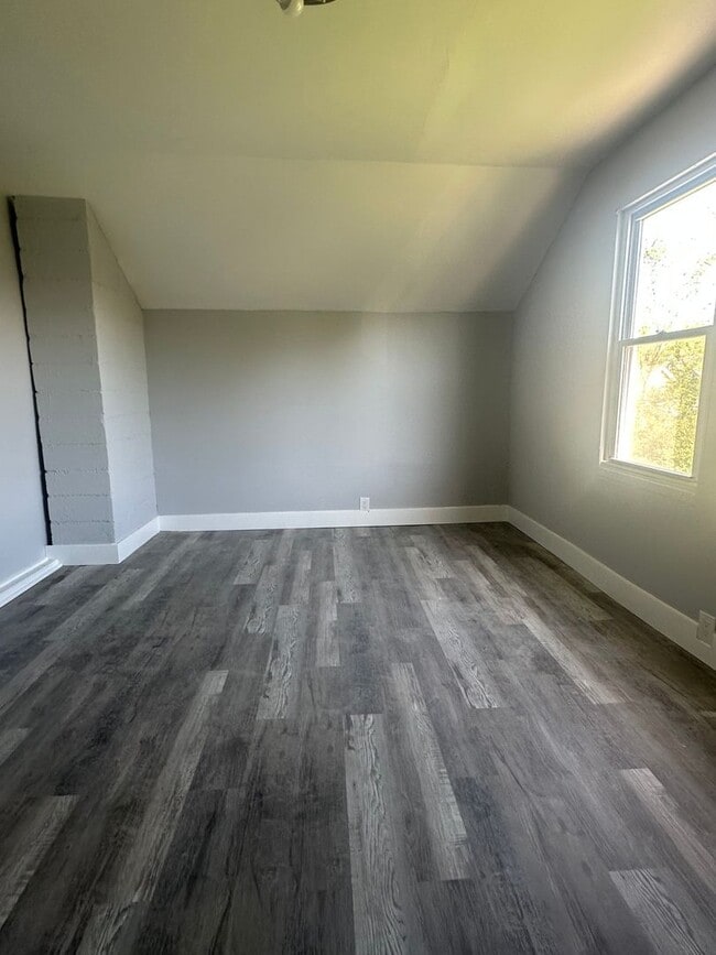 Building Photo - 5bd Single Section 8