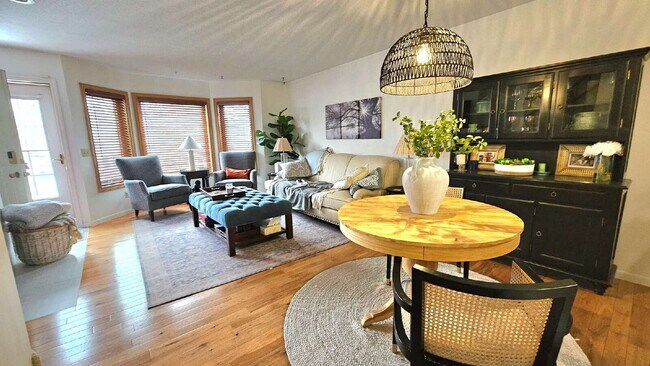 Foto del edificio - 2-Bed Townhouse with open layour in Hopkins – 1290 Sq Ft of Comfort!"