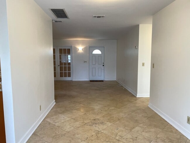 Building Photo - Easy Living in Palm Beach Gardens—Minutes ...