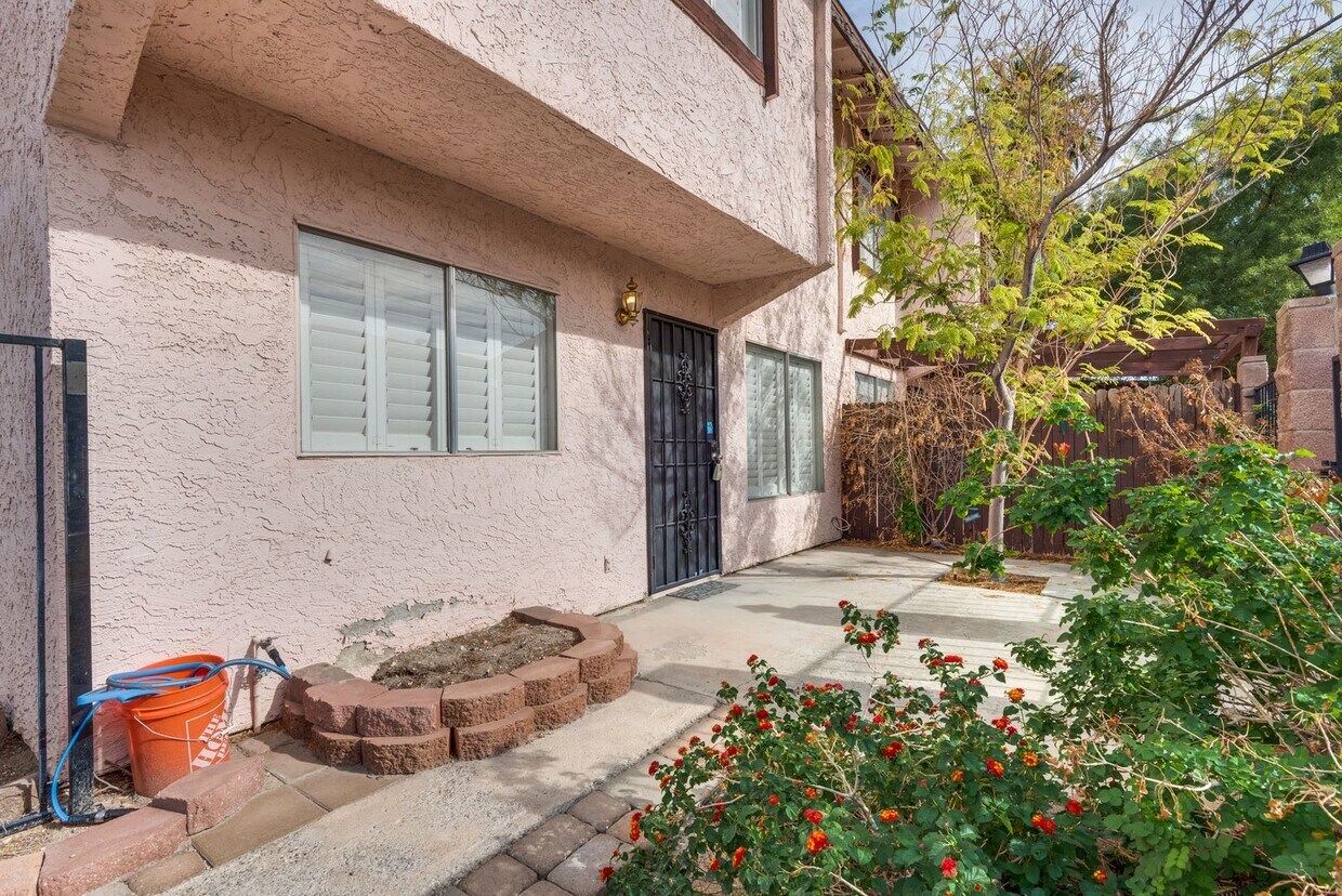 Foto principal - Charming Two-Story Townhome with Private C...