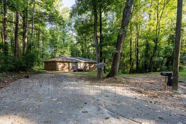 Foto del edificio - 6480 Raymond Dr