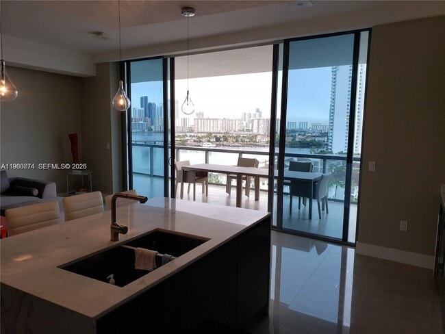 Foto del edificio - 3250 NE 188th St