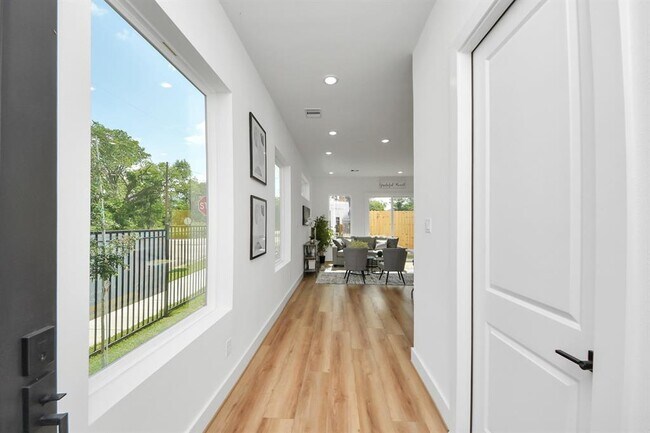 Foto del edificio - 2434 Harrington St