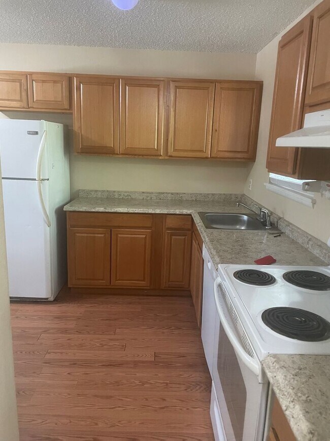 Building Photo - Now renting 2 bedroom Condo upstairs