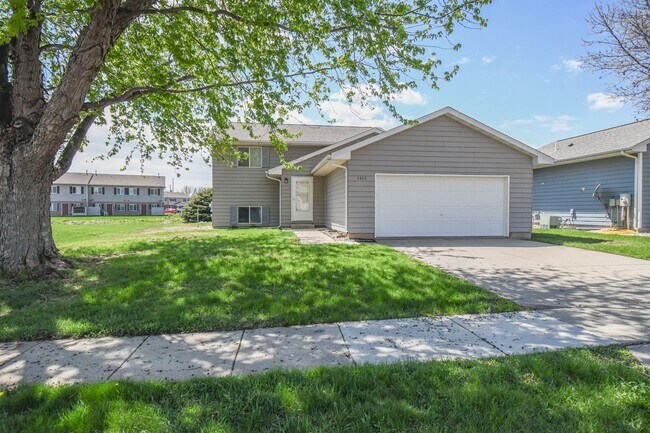 Foto del edificio - Updated 3BR Split-Level Home with Huge Deck, Fenced Yard & 2-Car Garage Near I-29!