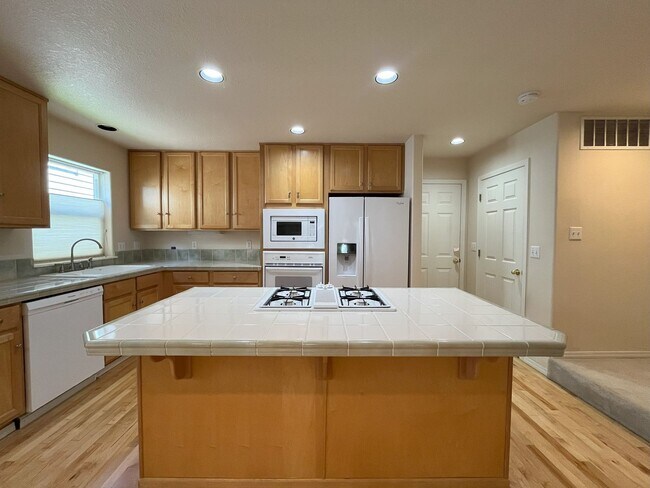 Foto del edificio - Comfort Meets Style in This Inviting 3-Bed...