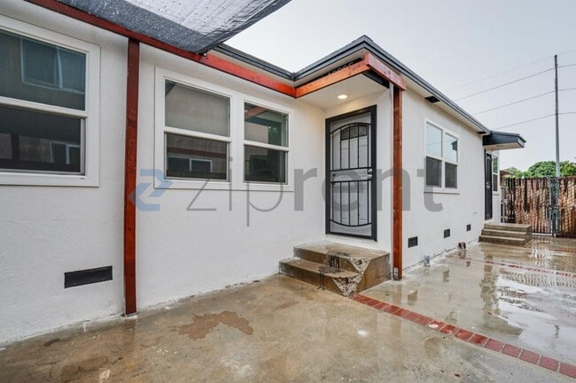 Building Photo - Unit