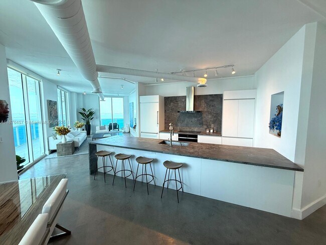 Foto del edificio - 700 NE 25th St
