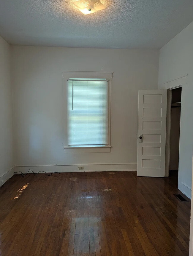 Building Photo - 921 College Ave Ext