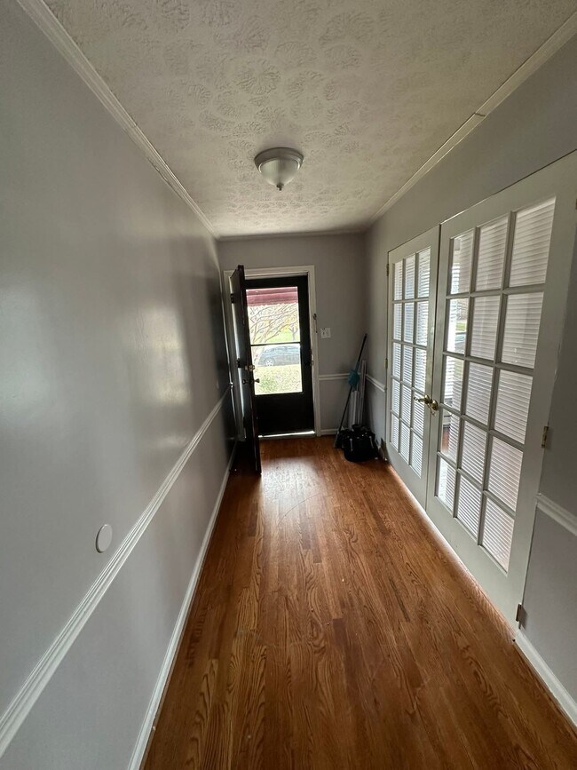 Building Photo - 1303 Kingsport Rd