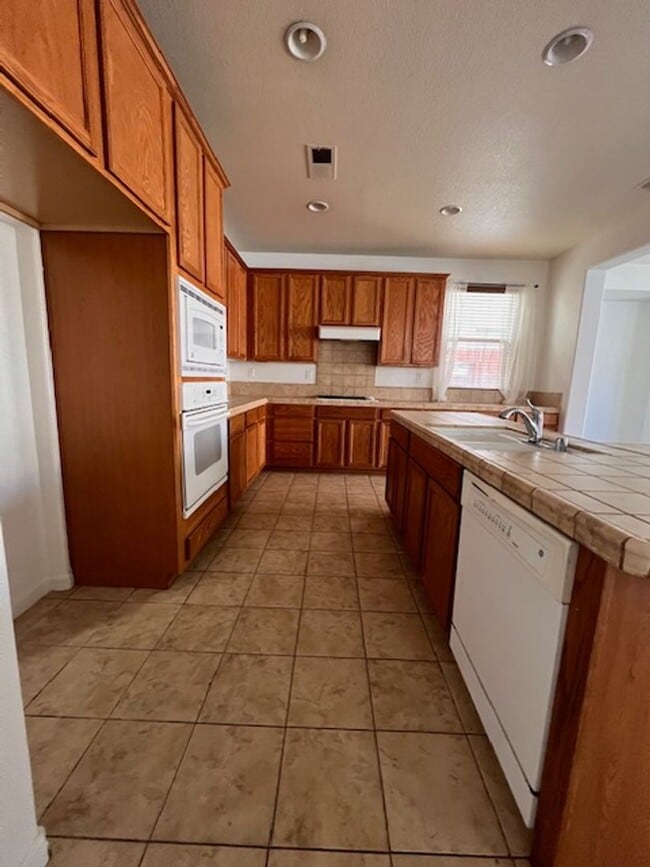 Building Photo - Available now! 5 Bedrooms and 4 full Bathr...