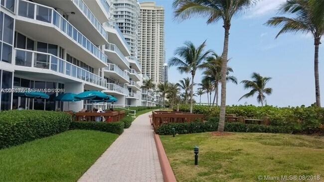 Building Photo - 16485 Collins Ave