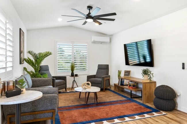 Foto del edificio - 663 S Tulip St