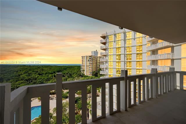 Foto del edificio - 1111 Crandon Blvd
