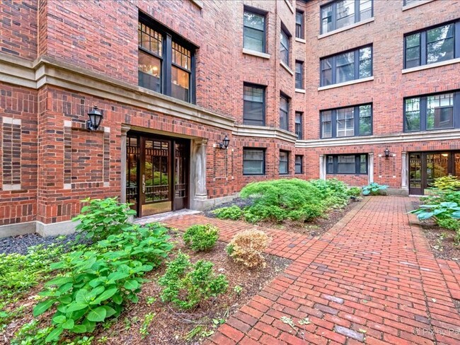 Building Photo - 325 W Belden Ave