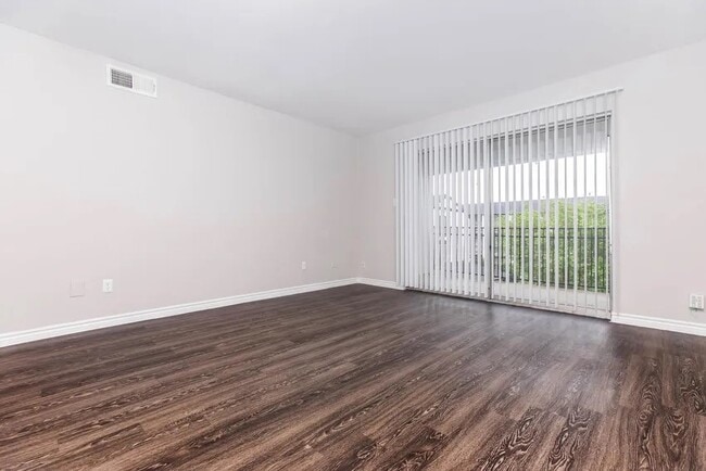 Building Photo - 4400 Memorial Dr