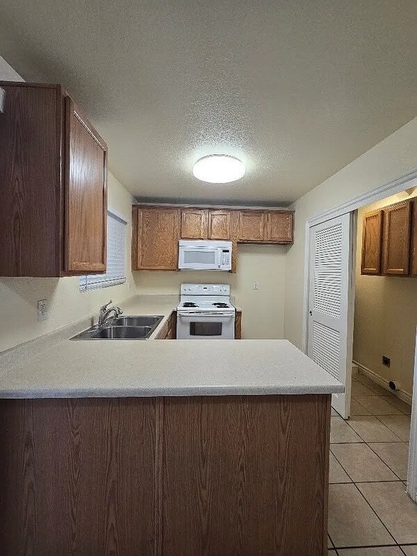 Foto del edificio - 1745 N Winery Ave