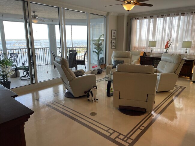 Foto del edificio - 2104 W First St