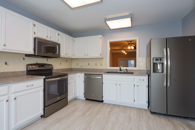 Kitchen pass trough to dining - 407 Benham Ct