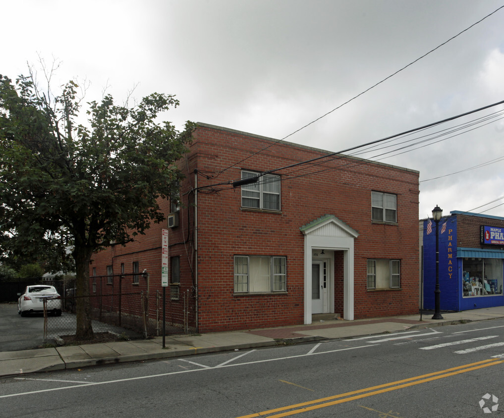 Building Photo - 576 Westbury Ave