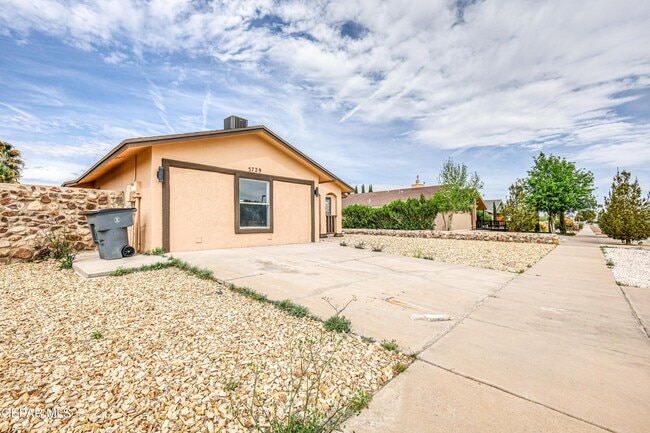 Foto del edificio - 5729 Saplinas Rd