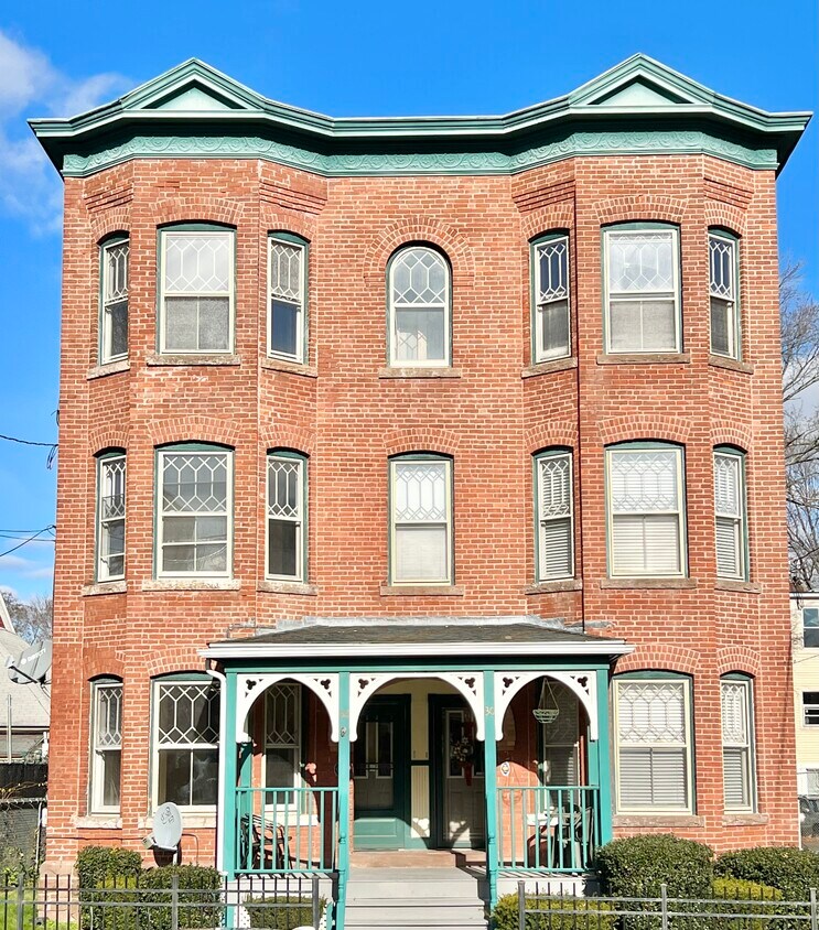 Primary Photo - 32 Putnam Hts