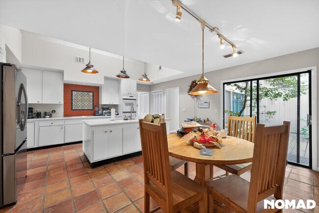 Foto del edificio - 5314 Oak Bay Dr E