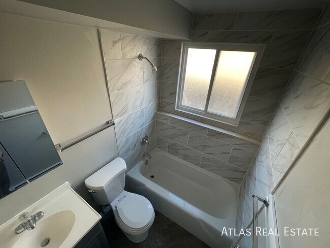 Building Photo - Centrally Located 2 bedroom 1 bath!