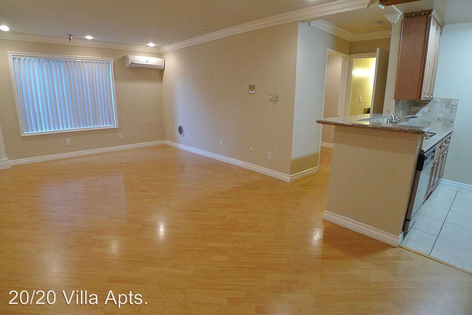 Primary Photo - 2020 N Beachwood Dr