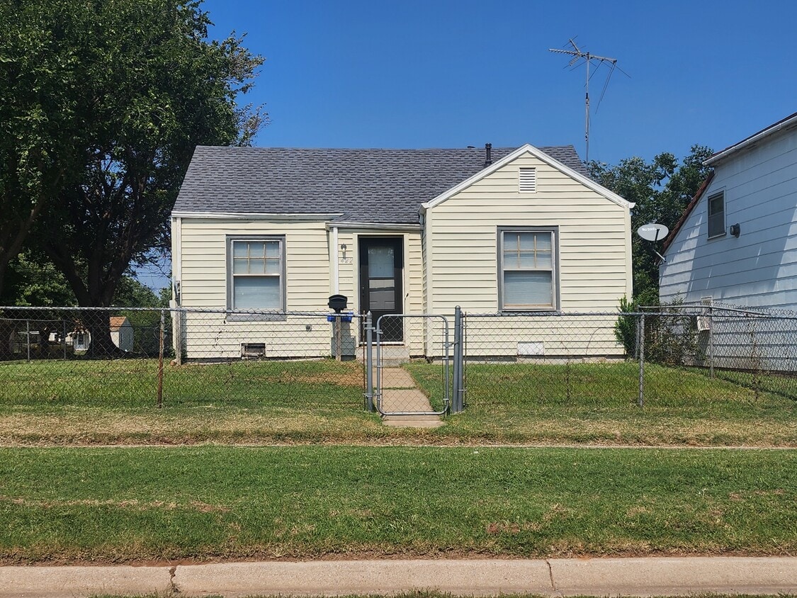 Primary Photo - 422 W Poplar Ave