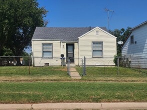 Building Photo - 422 W Poplar Ave
