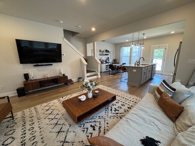Building Photo - Move In Ready - 3 Bedrooms, 2.5 Baths. Hic...