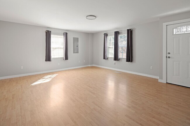 Building Photo - Updated West Asheville Home